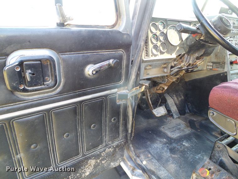 image for item DC5062 1999 Mack vacuum truck