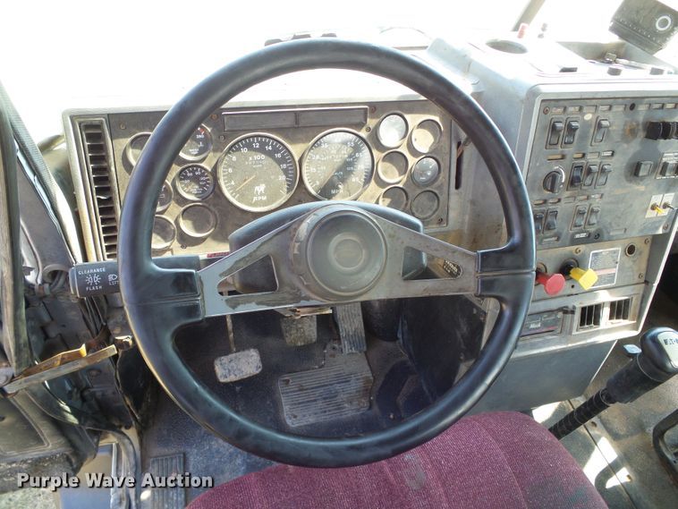 image for item DC5062 1999 Mack vacuum truck