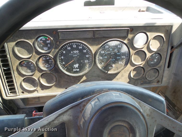 image for item DC5062 1999 Mack vacuum truck