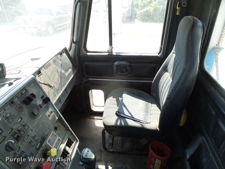 image for item DC5062 1999 Mack vacuum truck