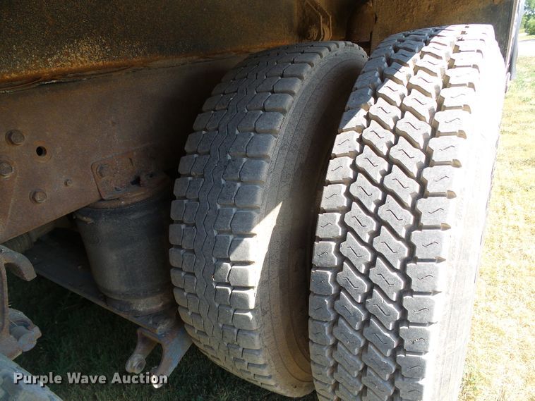 image for item DC5062 1999 Mack vacuum truck