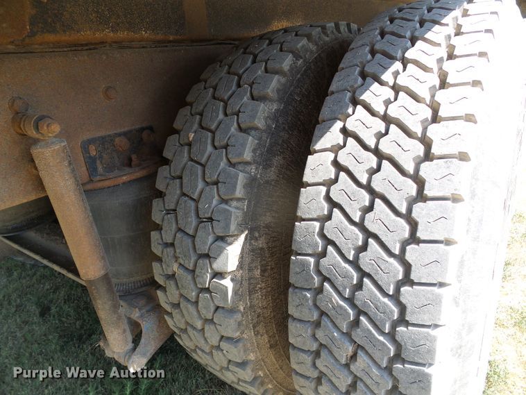 image for item DC5062 1999 Mack vacuum truck