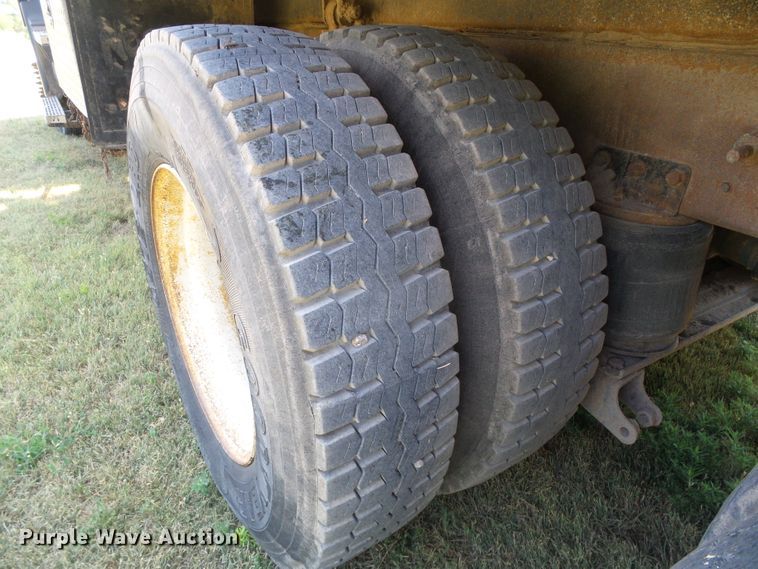 image for item DC5062 1999 Mack vacuum truck