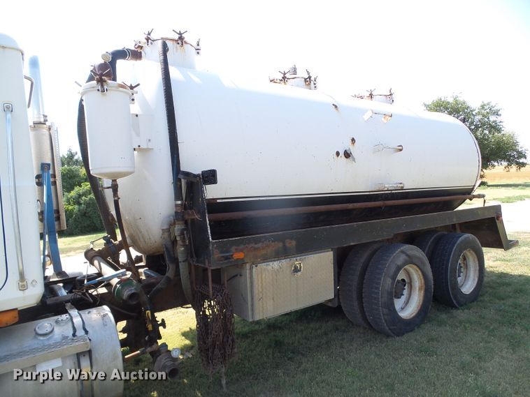 image for item DC5062 1999 Mack vacuum truck