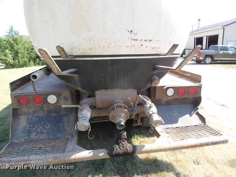 image for item DC5062 1999 Mack vacuum truck