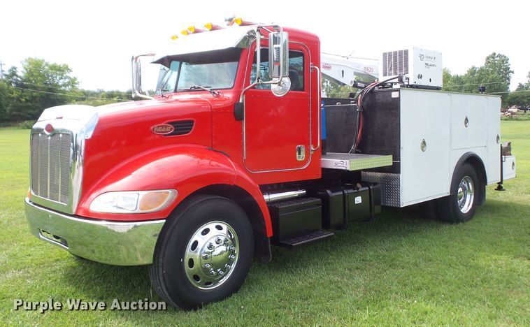 image for item DD6368 2005 Peterbilt 335 service truck with crane