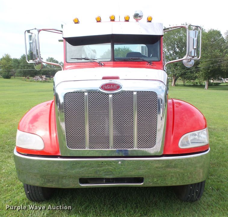 image for item DD6368 2005 Peterbilt 335 service truck with crane