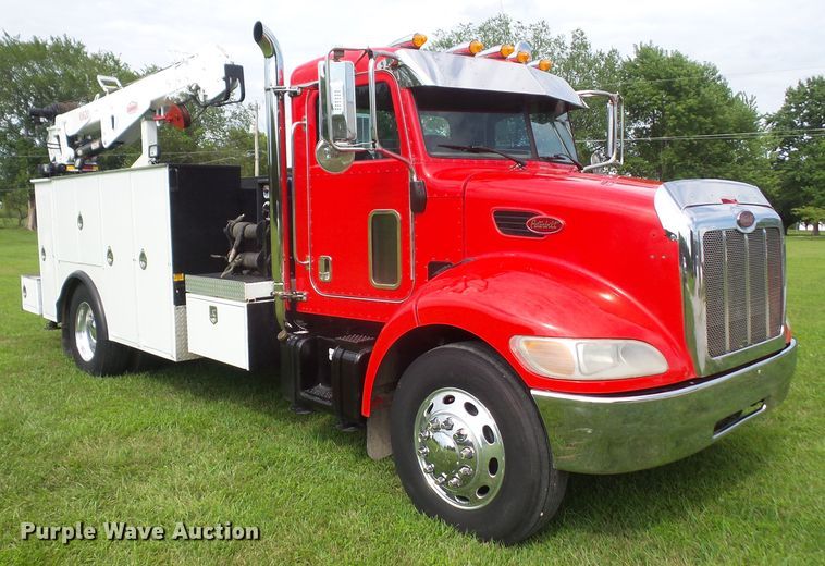 image for item DD6368 2005 Peterbilt 335 service truck with crane
