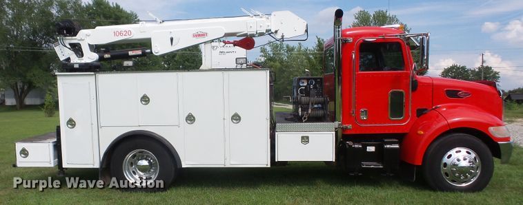 image for item DD6368 2005 Peterbilt 335 service truck with crane