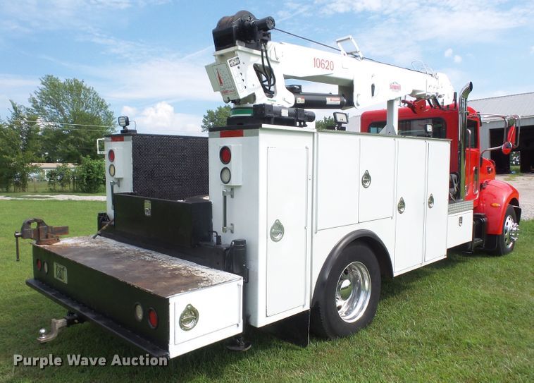 image for item DD6368 2005 Peterbilt 335 service truck with crane