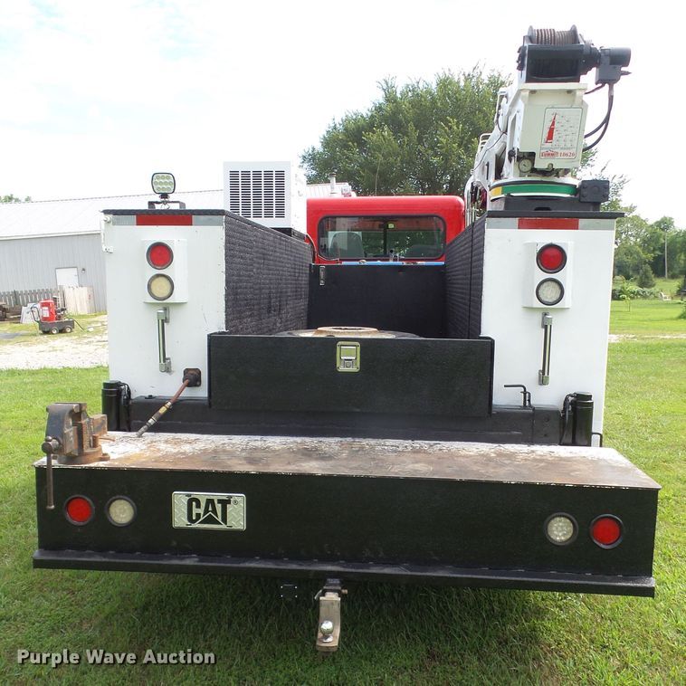 image for item DD6368 2005 Peterbilt 335 service truck with crane