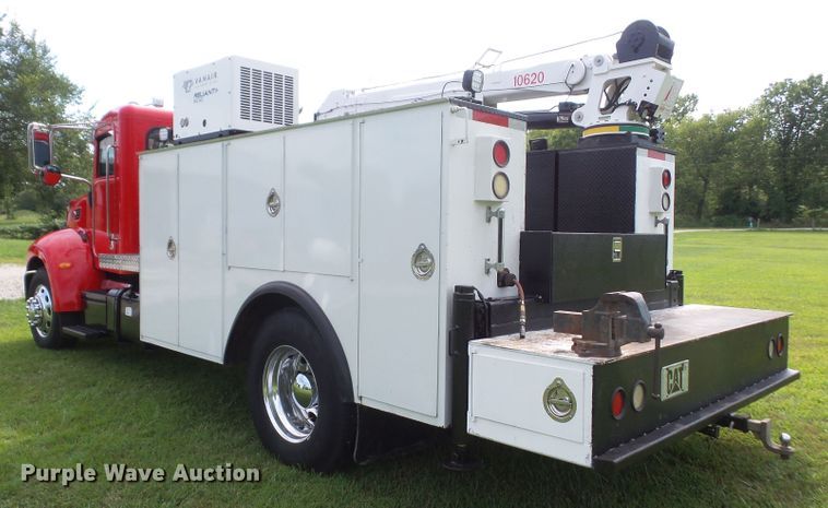 image for item DD6368 2005 Peterbilt 335 service truck with crane