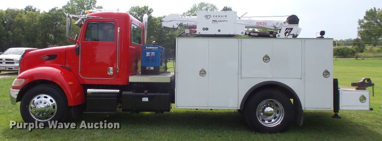 image for item DD6368 2005 Peterbilt 335 service truck with crane