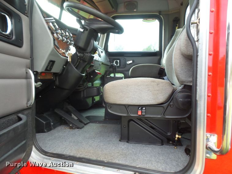 image for item DD6368 2005 Peterbilt 335 service truck with crane