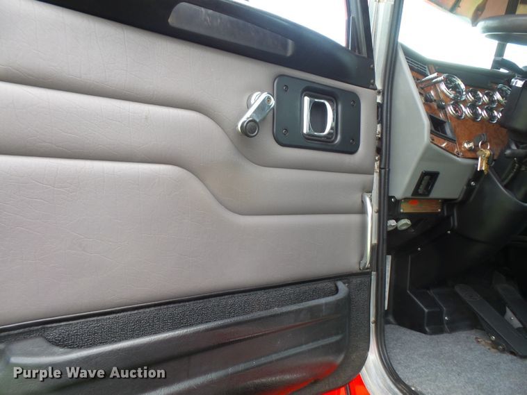 image for item DD6368 2005 Peterbilt 335 service truck with crane