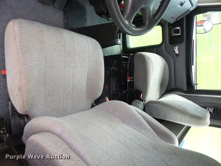 image for item DD6368 2005 Peterbilt 335 service truck with crane