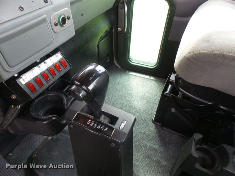 image for item DD6368 2005 Peterbilt 335 service truck with crane