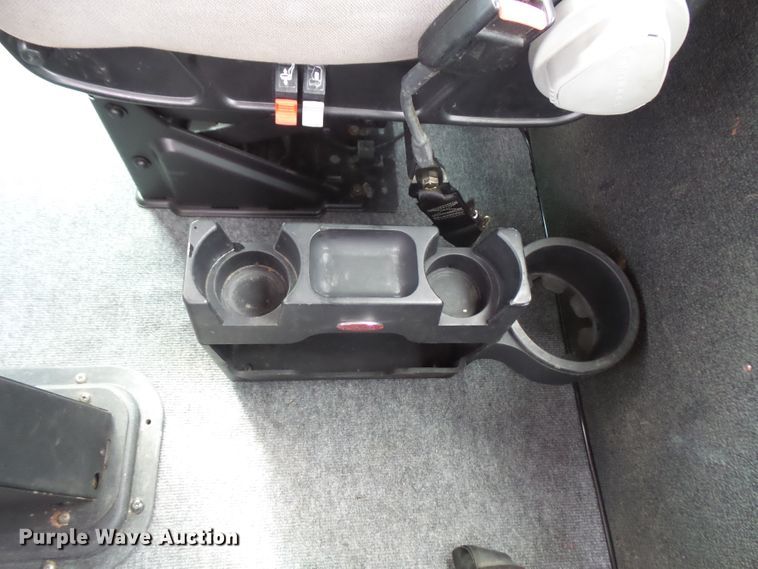 image for item DD6368 2005 Peterbilt 335 service truck with crane