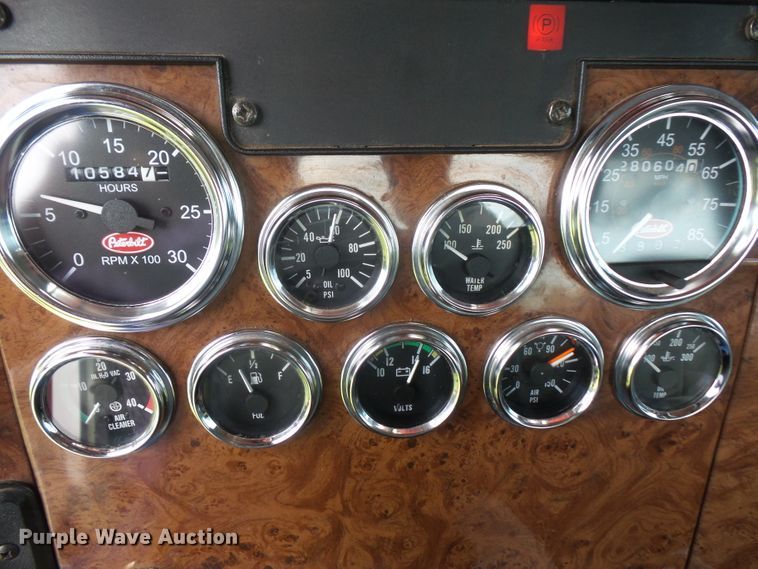 image for item DD6368 2005 Peterbilt 335 service truck with crane