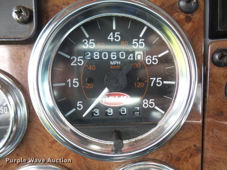 image for item DD6368 2005 Peterbilt 335 service truck with crane