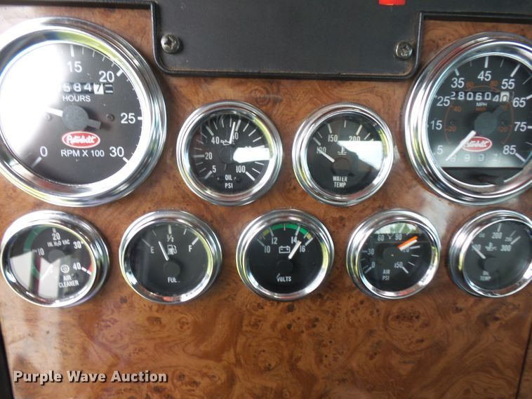 image for item DD6368 2005 Peterbilt 335 service truck with crane