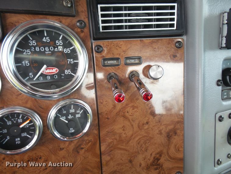 image for item DD6368 2005 Peterbilt 335 service truck with crane