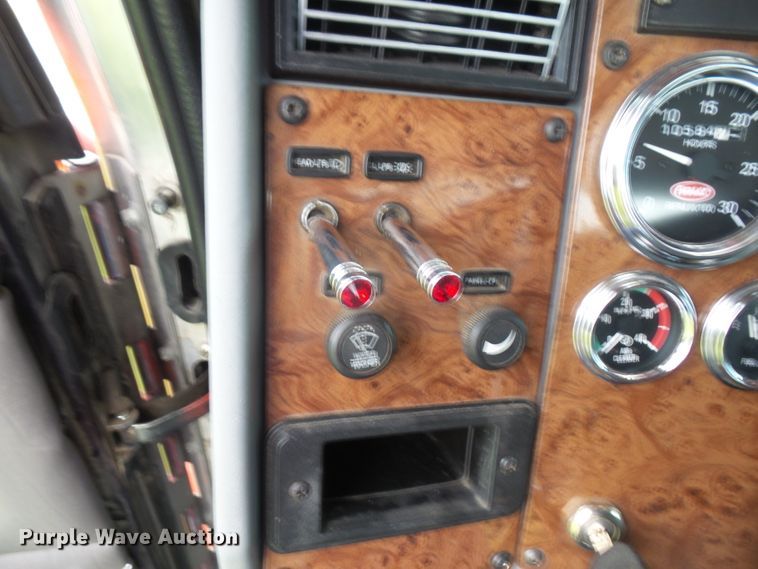 image for item DD6368 2005 Peterbilt 335 service truck with crane