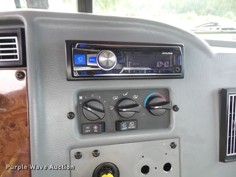 image for item DD6368 2005 Peterbilt 335 service truck with crane