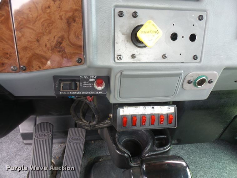 image for item DD6368 2005 Peterbilt 335 service truck with crane