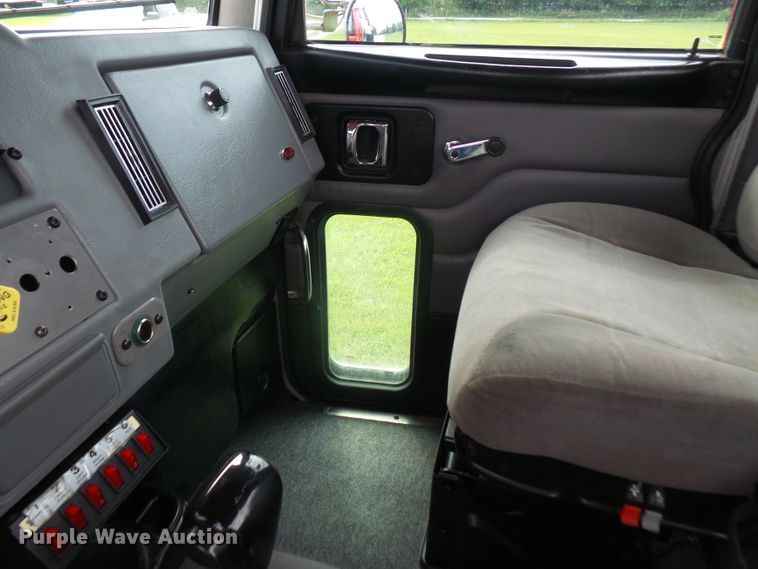 image for item DD6368 2005 Peterbilt 335 service truck with crane