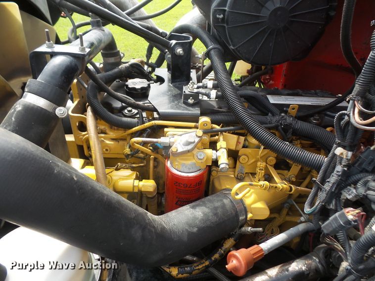 image for item DD6368 2005 Peterbilt 335 service truck with crane