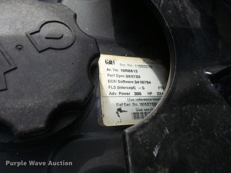 image for item DD6368 2005 Peterbilt 335 service truck with crane