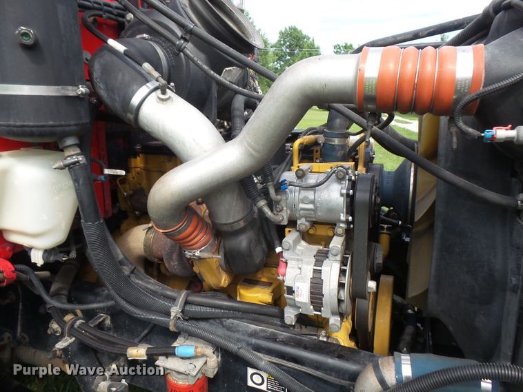 image for item DD6368 2005 Peterbilt 335 service truck with crane