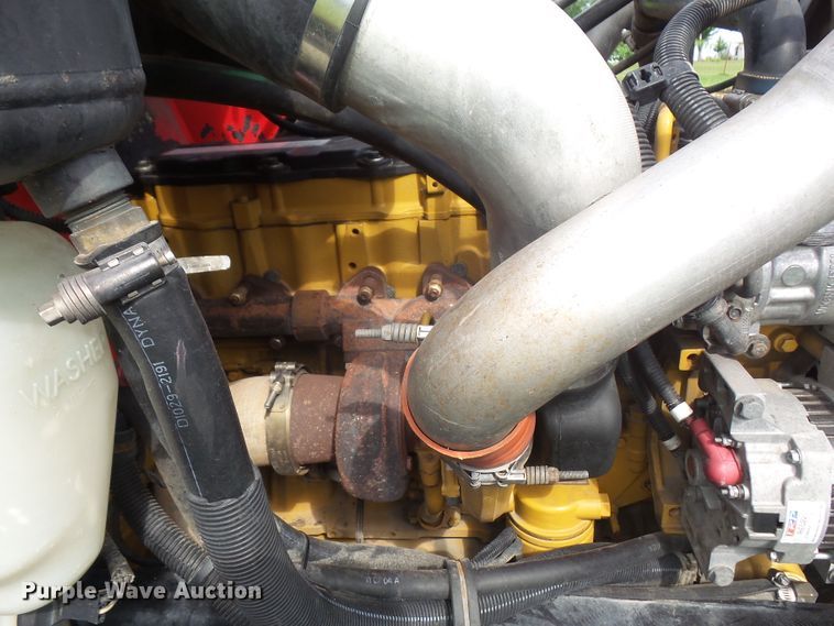 image for item DD6368 2005 Peterbilt 335 service truck with crane