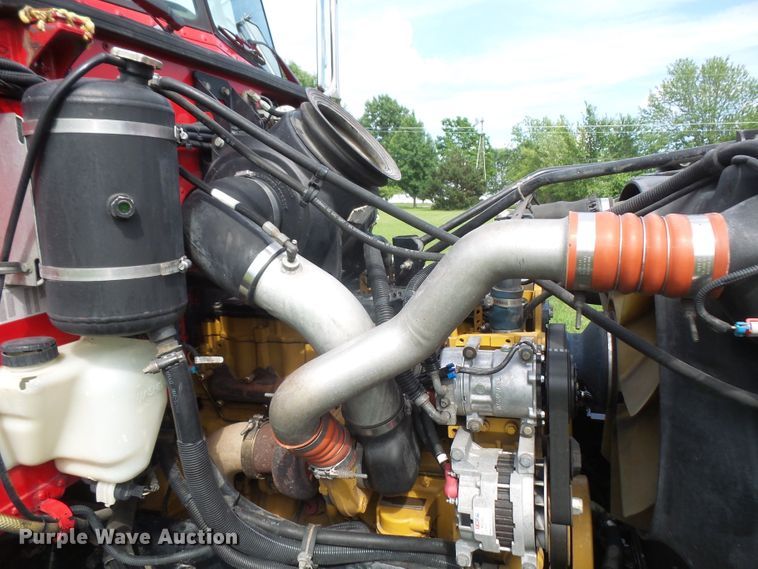 image for item DD6368 2005 Peterbilt 335 service truck with crane