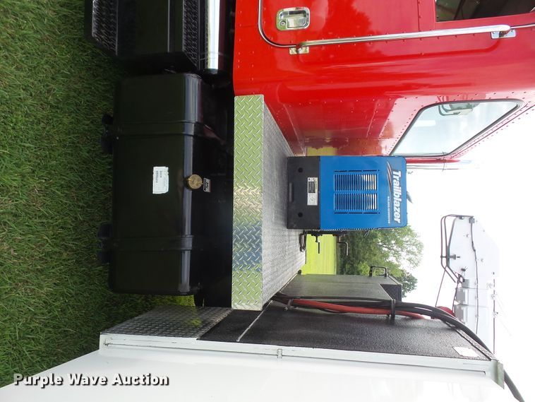 image for item DD6368 2005 Peterbilt 335 service truck with crane