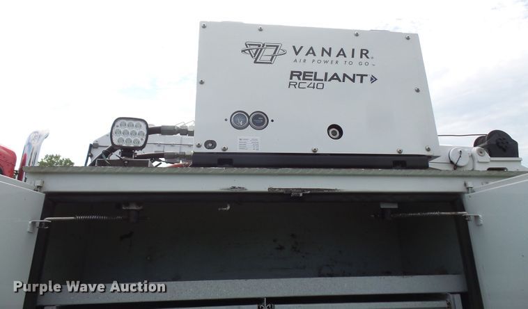 image for item DD6368 2005 Peterbilt 335 service truck with crane