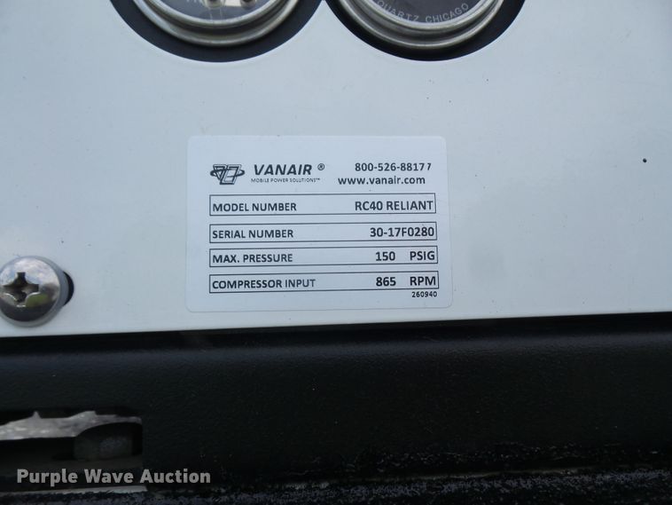 image for item DD6368 2005 Peterbilt 335 service truck with crane