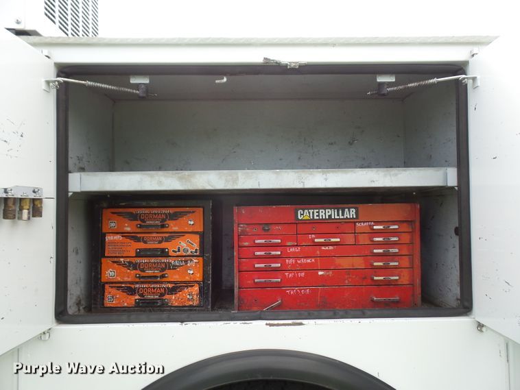 image for item DD6368 2005 Peterbilt 335 service truck with crane