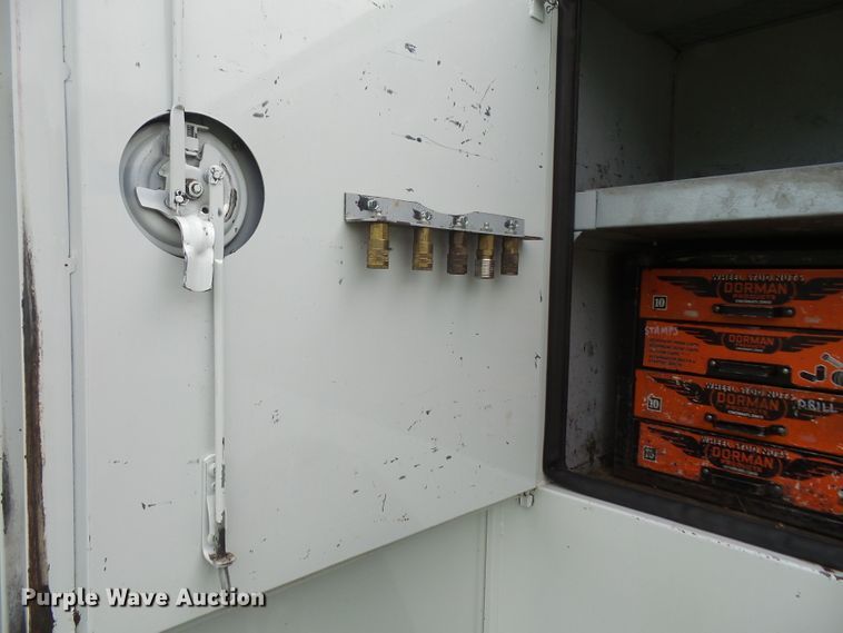 image for item DD6368 2005 Peterbilt 335 service truck with crane