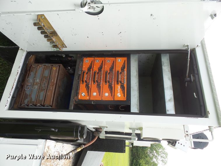 image for item DD6368 2005 Peterbilt 335 service truck with crane