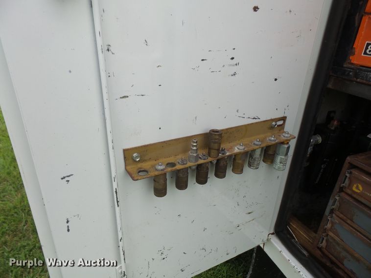 image for item DD6368 2005 Peterbilt 335 service truck with crane