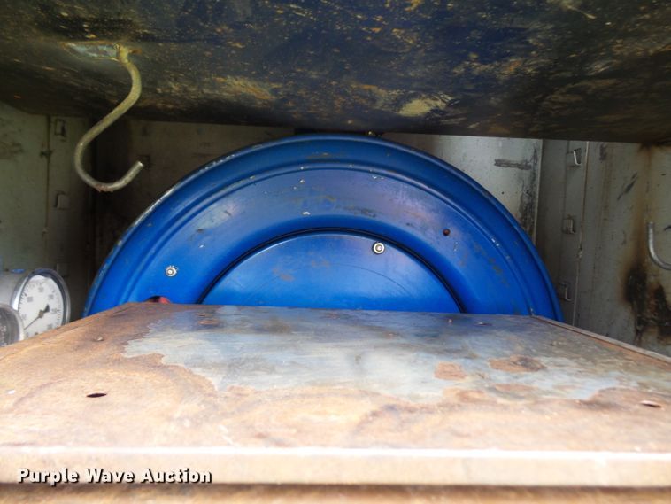 image for item DD6368 2005 Peterbilt 335 service truck with crane