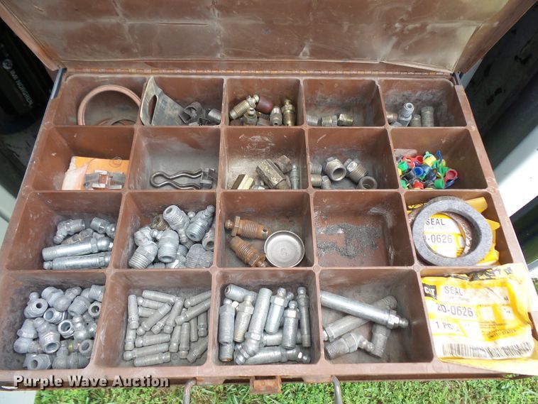 image for item DD6368 2005 Peterbilt 335 service truck with crane