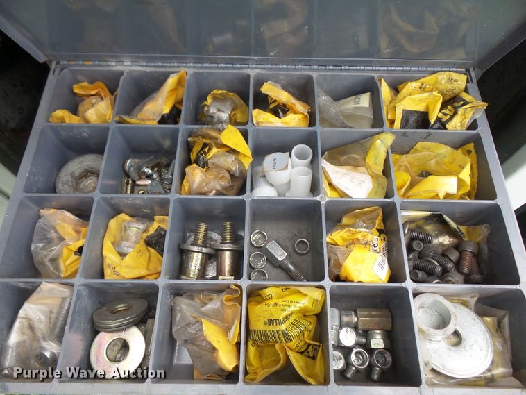 image for item DD6368 2005 Peterbilt 335 service truck with crane