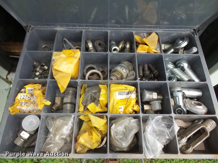 image for item DD6368 2005 Peterbilt 335 service truck with crane