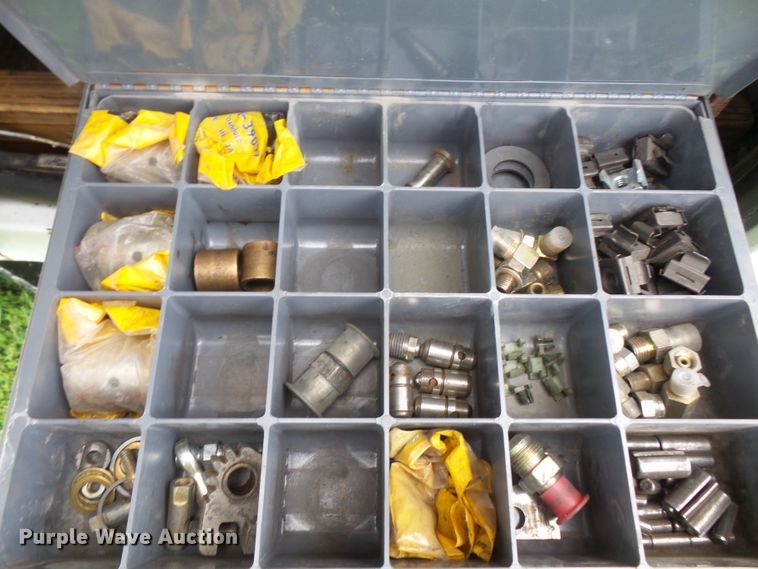 image for item DD6368 2005 Peterbilt 335 service truck with crane