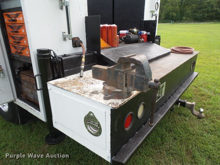 image for item DD6368 2005 Peterbilt 335 service truck with crane