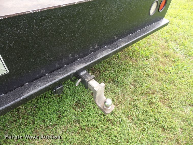 image for item DD6368 2005 Peterbilt 335 service truck with crane