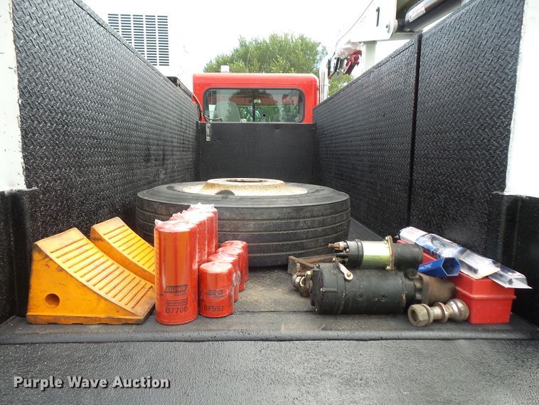 image for item DD6368 2005 Peterbilt 335 service truck with crane